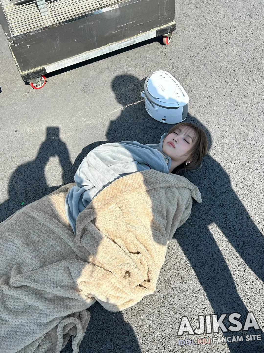twice-momo-v0-7bcbnfh1afbf1.webp.jpg
