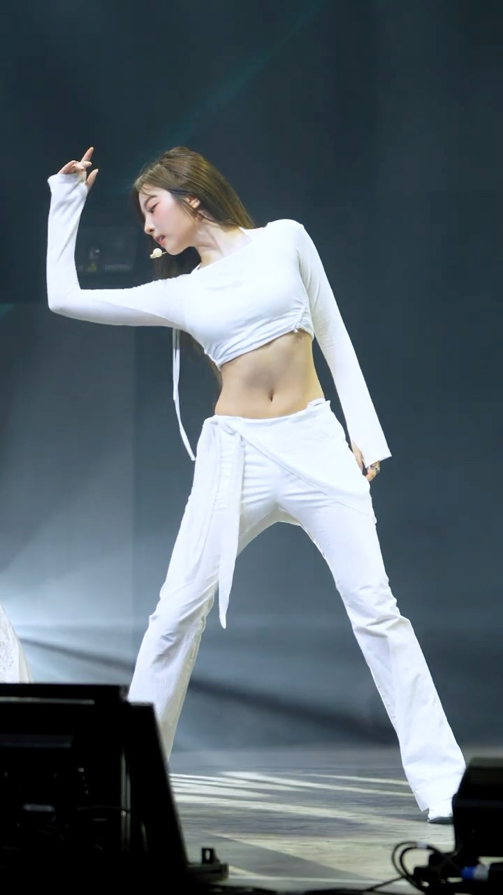 'Ooh Ah 울지 마' 트리플에스(tripleS) 정하연 깨어 직캠 @AlphaPercent