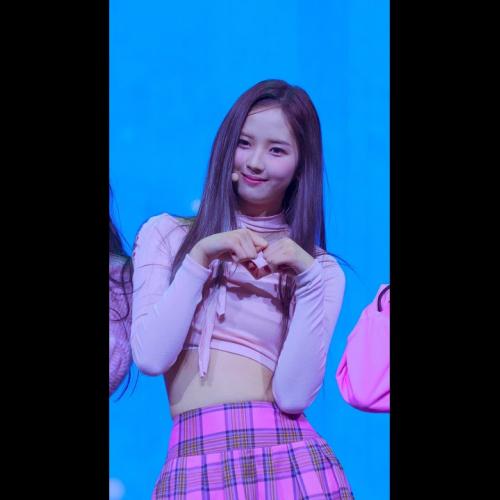 오늘 뷔페갔다왔는데 트리플에스 이지우 닮은애봤음