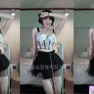 겨우디-초콜릿 크림 댄스 리액션 의상 ㄷㄷ