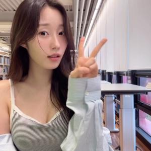 도서관에서 몰래… 난 오직==문채솔!!!!!