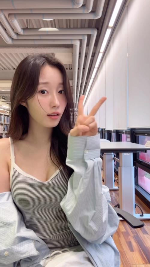도서관에서 몰래… 난 오직==문채솔!!!!!