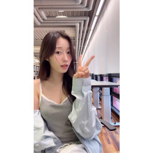 도서관에서 몰래… 난 오직==문채솔!!!!!