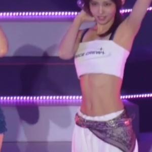 251018 Momo flexing her muscles