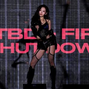 [4K] 240908 더팩트뮤직어워즈 키스오브라이프 쥴리 멘붕(MTBD) + FIRE + Shut Down 직캠 -  KISS OF LIFE JULIE FOCUS FANCAM