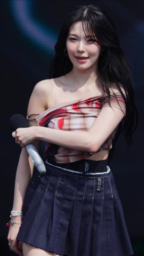 어깨를 보여주고 싶었던 지헌이 #백지헌 #BAEKJIHEON #프로미스나인 #fromis9 #waterbomb