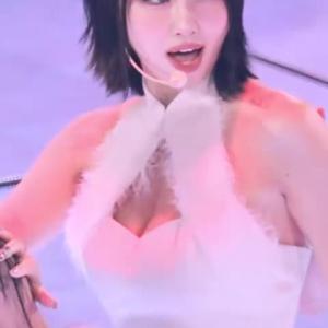 화이트 홀터넥 틈 묵직한 트와이스 모모