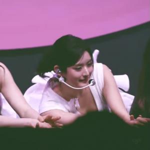 피프티피프티 아테나 바닥에서 뒹구는 안무