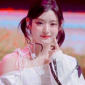 피프티피프티 아테나 한쪽 어깨 노출