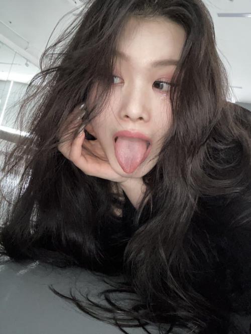 수안 짤 있는데 이런거 여기 올려도 되냐