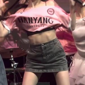 250917 하츠투하츠 이안 복근 'Gee' 직캠