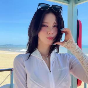 아이들 미연 비키니 패션 찰랑이는 뽀얀 가슴골 + 개미허리 배꼽