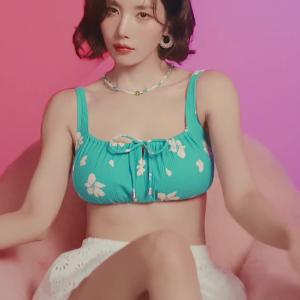 하늘색 꽃비키니 몽글하게 모이는 가슴골 권은비 - 코랄리크