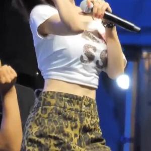 호피 초미니 + KISS 를 부르는 묵직한 흰 크롭티 바운스 권은비