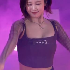 코르셋 의상 팔 교차하며 라잇썸 나영