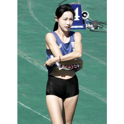 농약같은 여자 육상 김민지 탈의하다 한 팬을 발견한다 ㄷㄷ