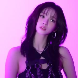 미드에 구멍난 검정 모노키니 의상 에스파 카리나  야드랑이