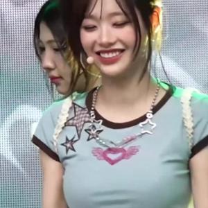 힘들 때 보면 힐링되는 천사 날개 츄...은근히 봉긋한 하늘색 크롭티