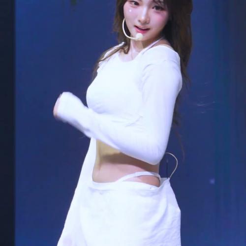 포즈 취해주는 트리플에스(tripleS) 정하연 직캠 @AlphaPercent