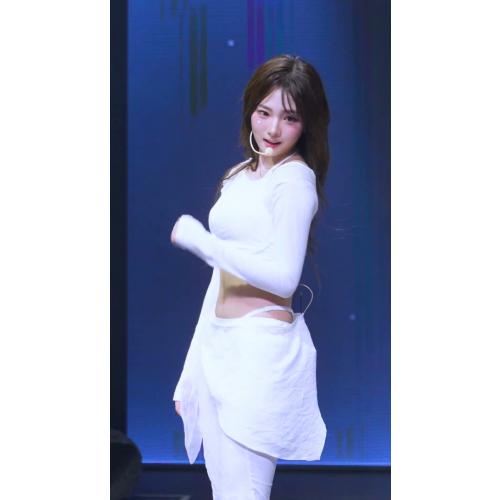 포즈 취해주는 트리플에스(tripleS) 정하연 직캠 @AlphaPercent