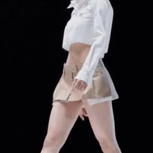 패션쇼 워킹하며 탄탄한 꿀벅지와 복근 자랑하는 르세라핌 카즈하