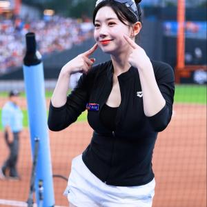 [4K] 2025 한화이글스 김나연치어리더 hot sauce 1 공연 직캠 #shorts #김나연 #치어리더 #응원  #직캠 #영상 #한화이글스 #아웃송 #hotsauce