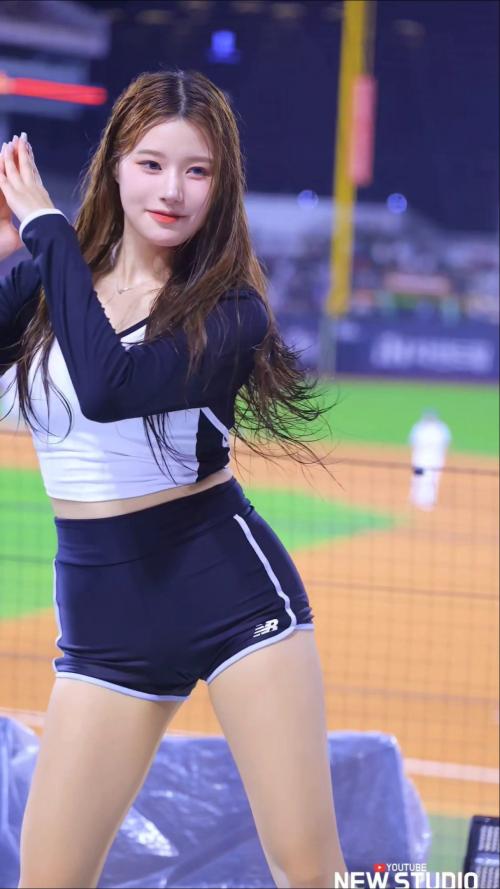 "젖은 머리 휘날리며 미친미모 뽐내는" 250810 이예빈 치어리더 직캠