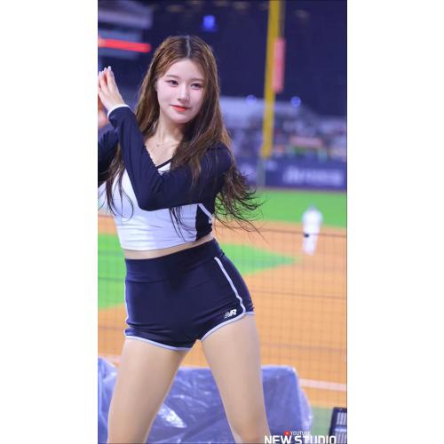 "젖은 머리 휘날리며 미친미모 뽐내는" 250810 이예빈 치어리더 직캠