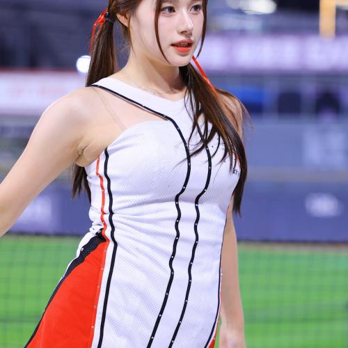 나도 모르게 자꾸 얼굴로 줌이간다..  250409 이예빈치어리더 직캠