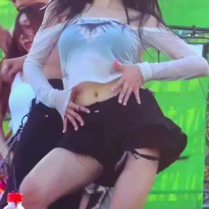 권은비 워터밤 속초 시스루티 들어올리며 검정비키니 파격 언더붑 노출